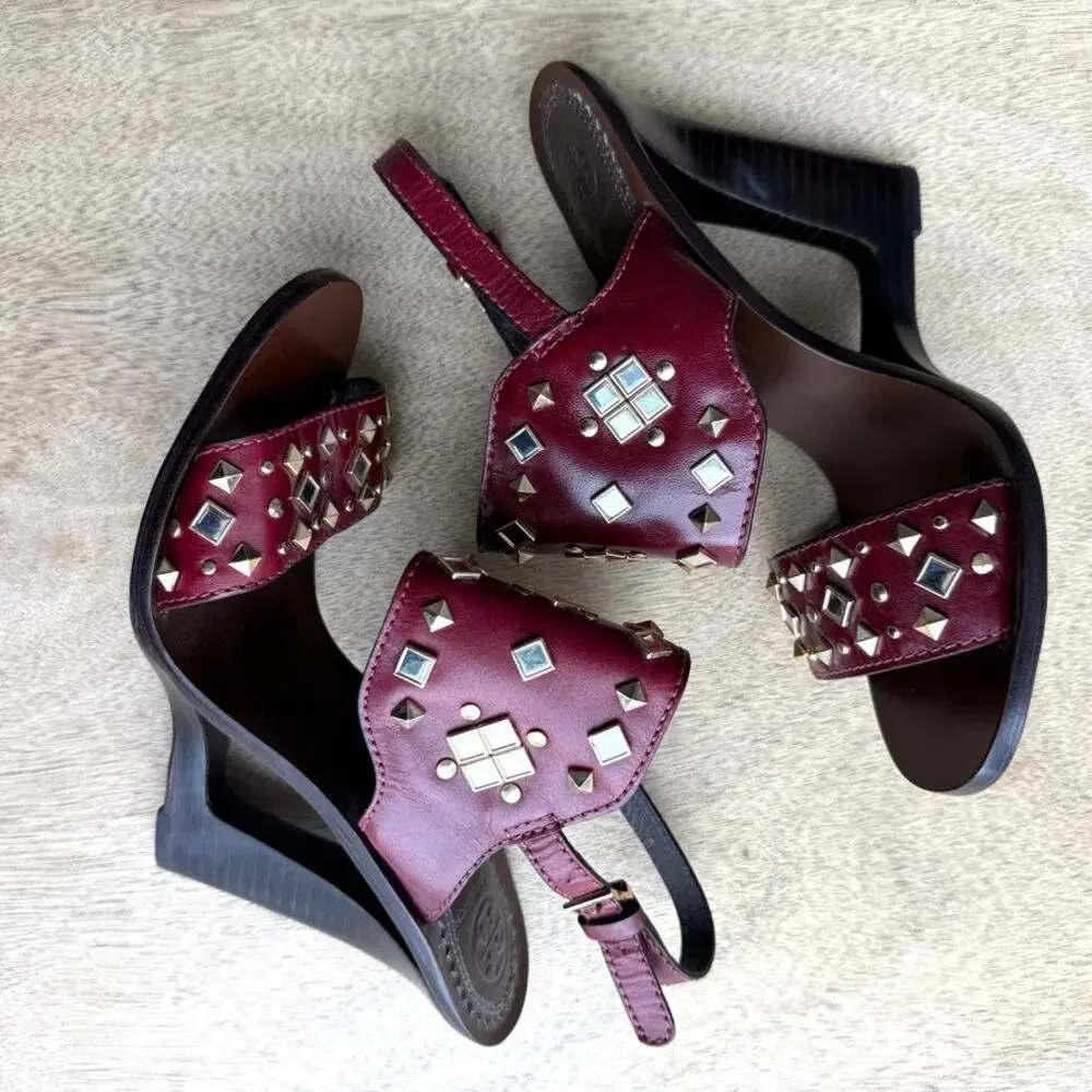 NWOT/Box TORY BURCH Kingsbridge Studded Wedge‎ Sandals Burgundy Gold 8.5 Leather